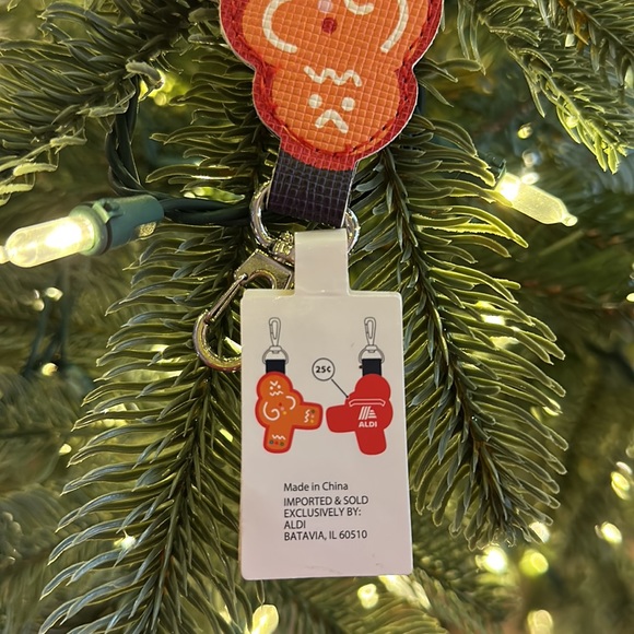 Aldi Christmas gingerbread man cookie quarter keychain NWT quarter cart keeper! - Picture 3 of 4